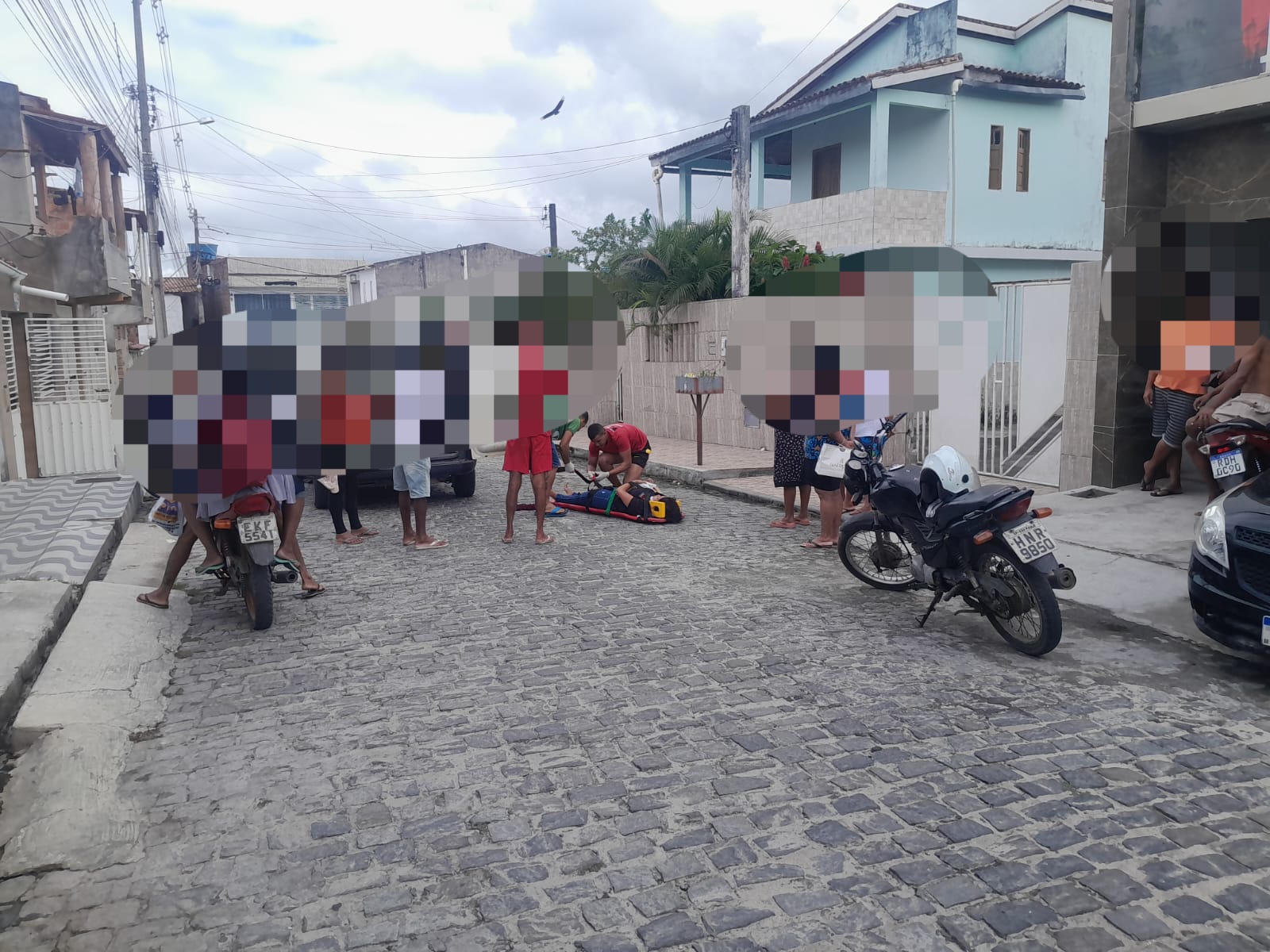 Mulher perde controle da moto e sofre suspeita de fratura ao tentar evitar atropelar gato em Conceição do Coité