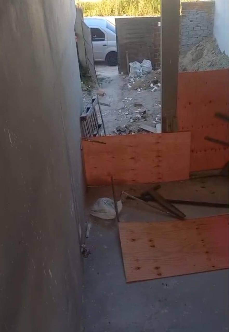 Absurdo! Em menos de 5 dias, obra é furtada novamente e dono denuncia agressão a cachorro próximo ao INSS em Conceição do Coité