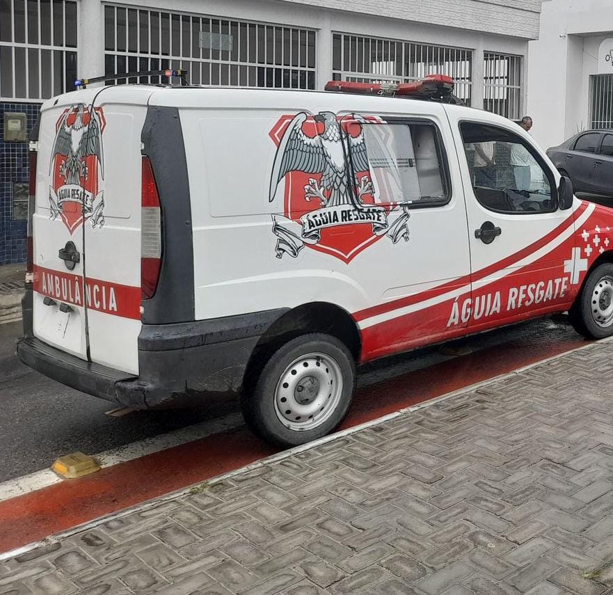 Motociclista fica ferida após colisão com carro na Avenida Senhora Santana em Conceição do Coité