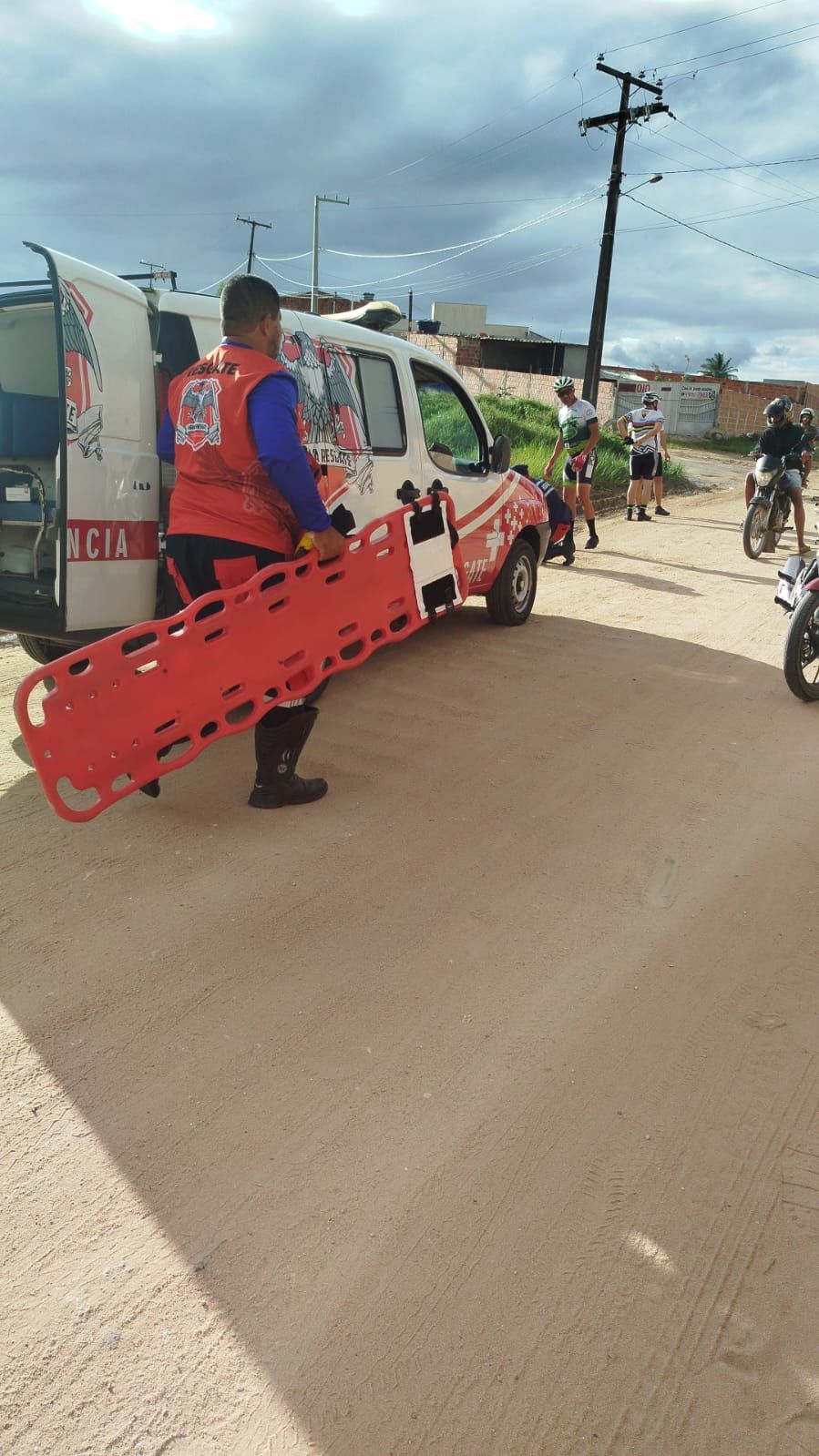 Coité: Homem é socorrido em estado grave após queda de moto; simulacro de arma é apreendido