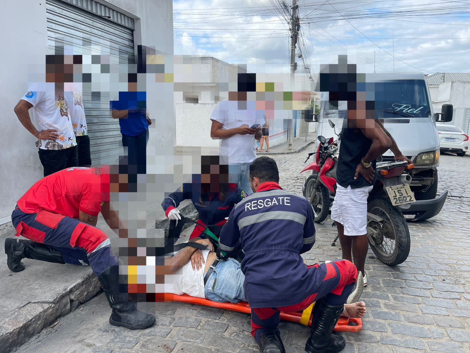 Homem sofre laceração após colisão entre moto e carro no centro de Conceição do Coité