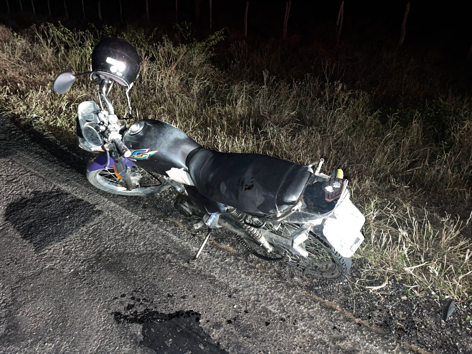 Homem embriagado fica ferido após cair de moto na BA-120, em Conceição do Coité; veículo estava em situação de sucata