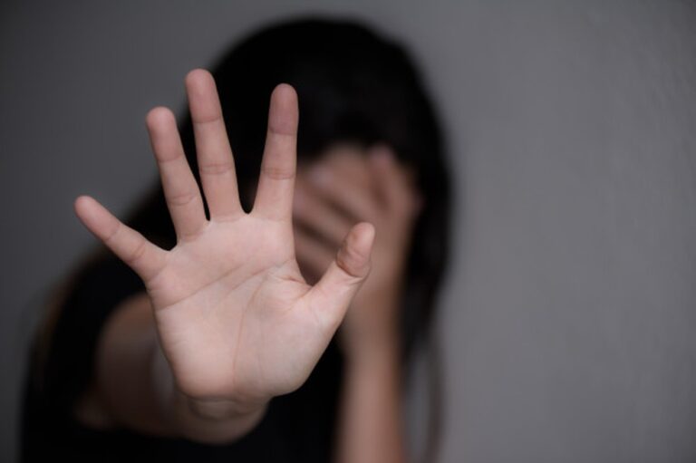 sinal-da-mao-da-mulher-para-parar-de-abusar-da-violencia-conceito-do-dia-dos-direitos-humanos-53476-545