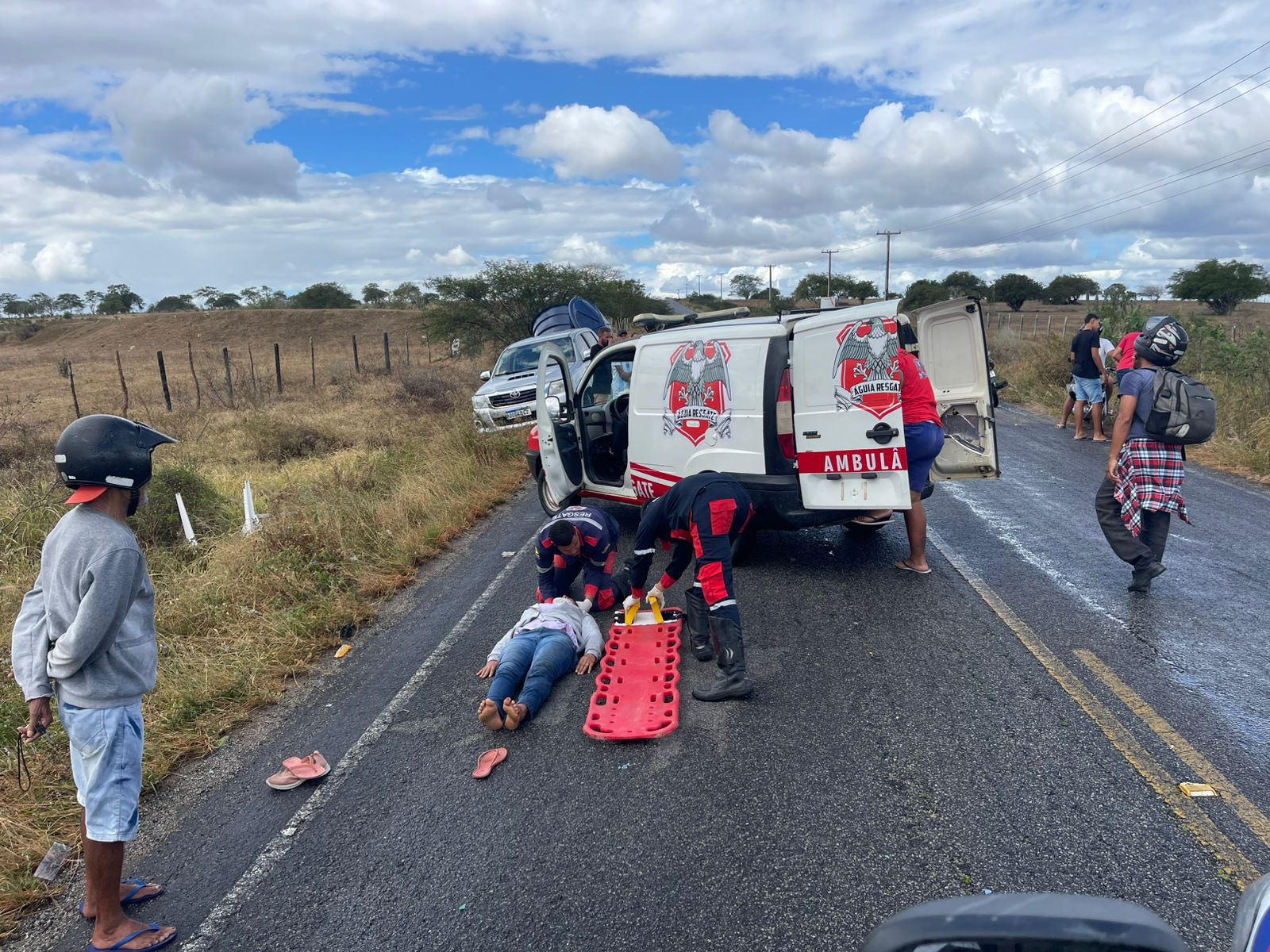 Duas mulheres ficam feridas após serem atingidas por mesa que caiu de carro na BA-411 entre Conceição do Coité e o distrito de Salgadália