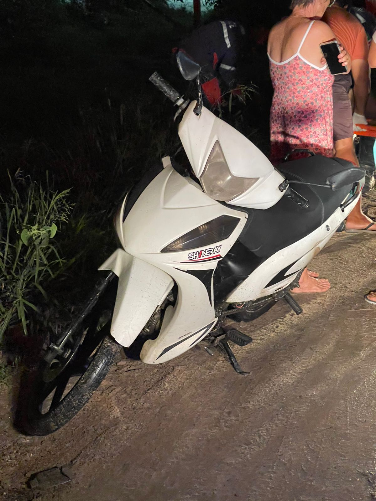 Mulher fica ferida após cair de moto ao passar por poça d’água em Conceição do Coité