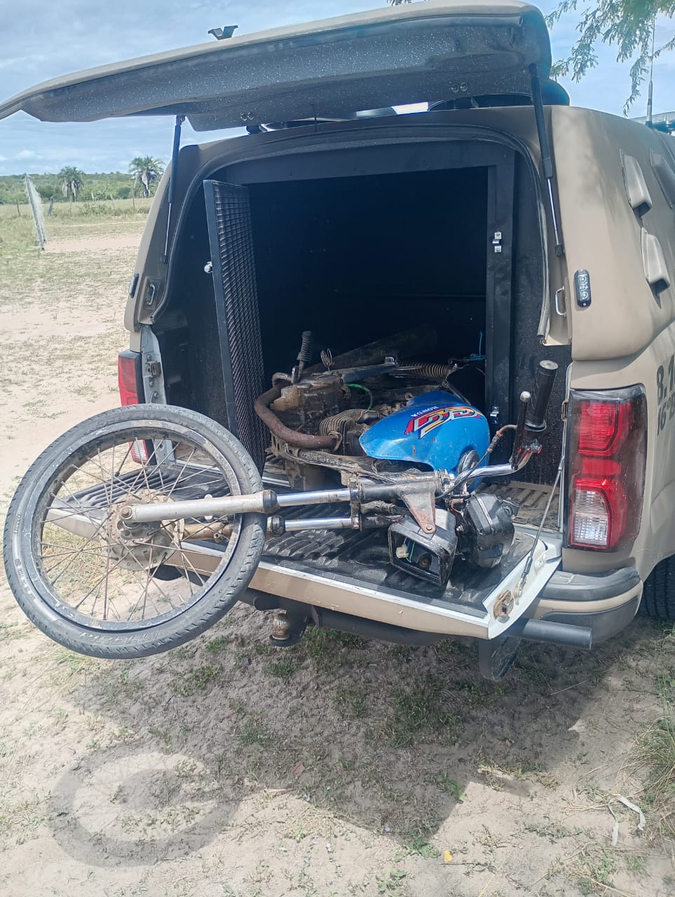 Motocicleta suspeita de envolvimento em assaltos é encontrada abandonada na zona rural de Conceição do Coité