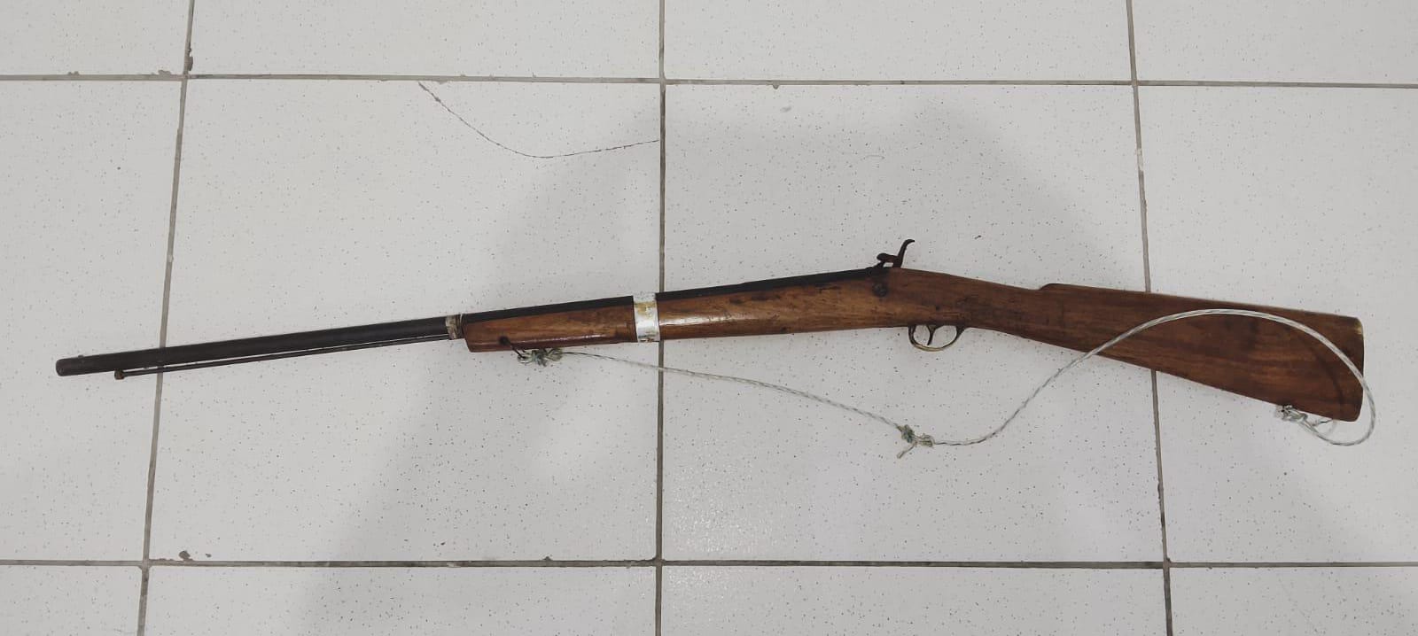 Idosa é presa após ameaçar vizinhos com espingarda na zona rural de Retirolândia; arma foi apreendida