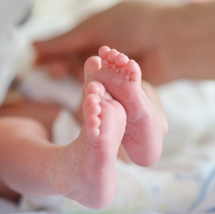 Bebê de 11 dias morre em São Domingos após mãe supostamente dormir acidentalmente sobre a criança; Polícia Civil investiga o caso