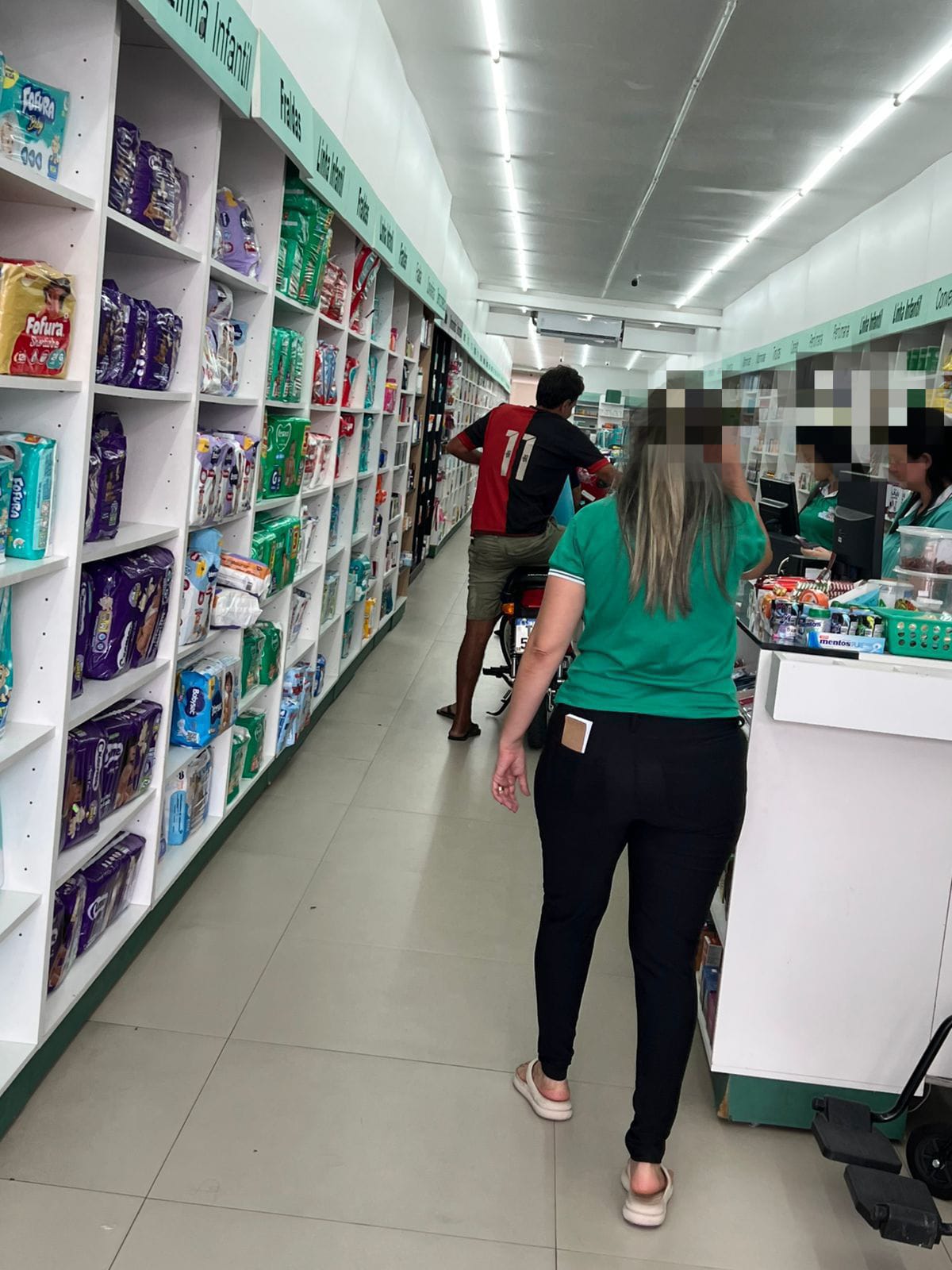 Homem invade farmácia pilotando moto no centro Conceição do Coité