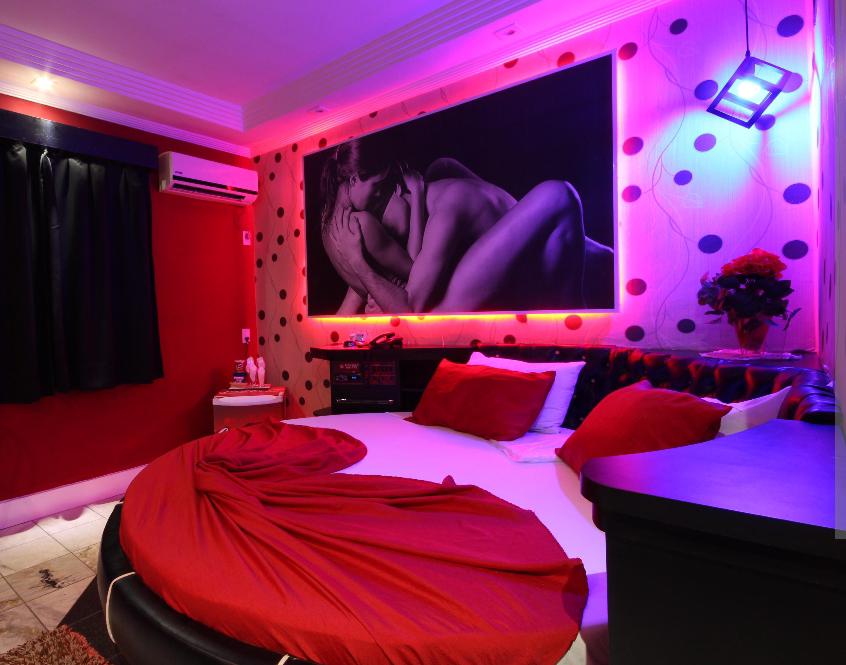 Mulher relata ter sido levada por patrão a motel em Conceição do Coité e ameaçada com canivete; após contar ao marido, diz que foi agredida, e ele também teria agredido o suspeito