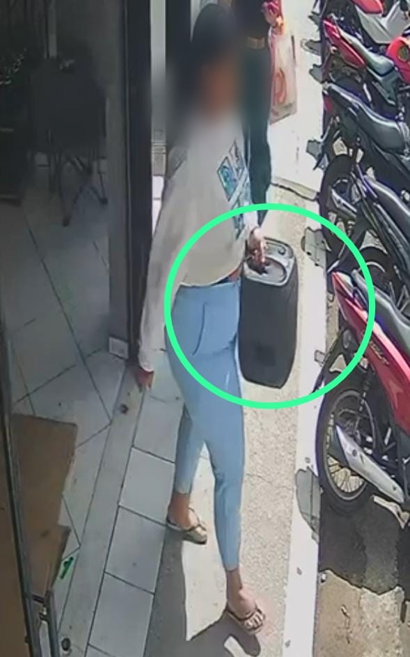 Mulher furta três caixas JBL e causa prejuízo de quase R$ 8 mil a loja no centro de Serrinha
