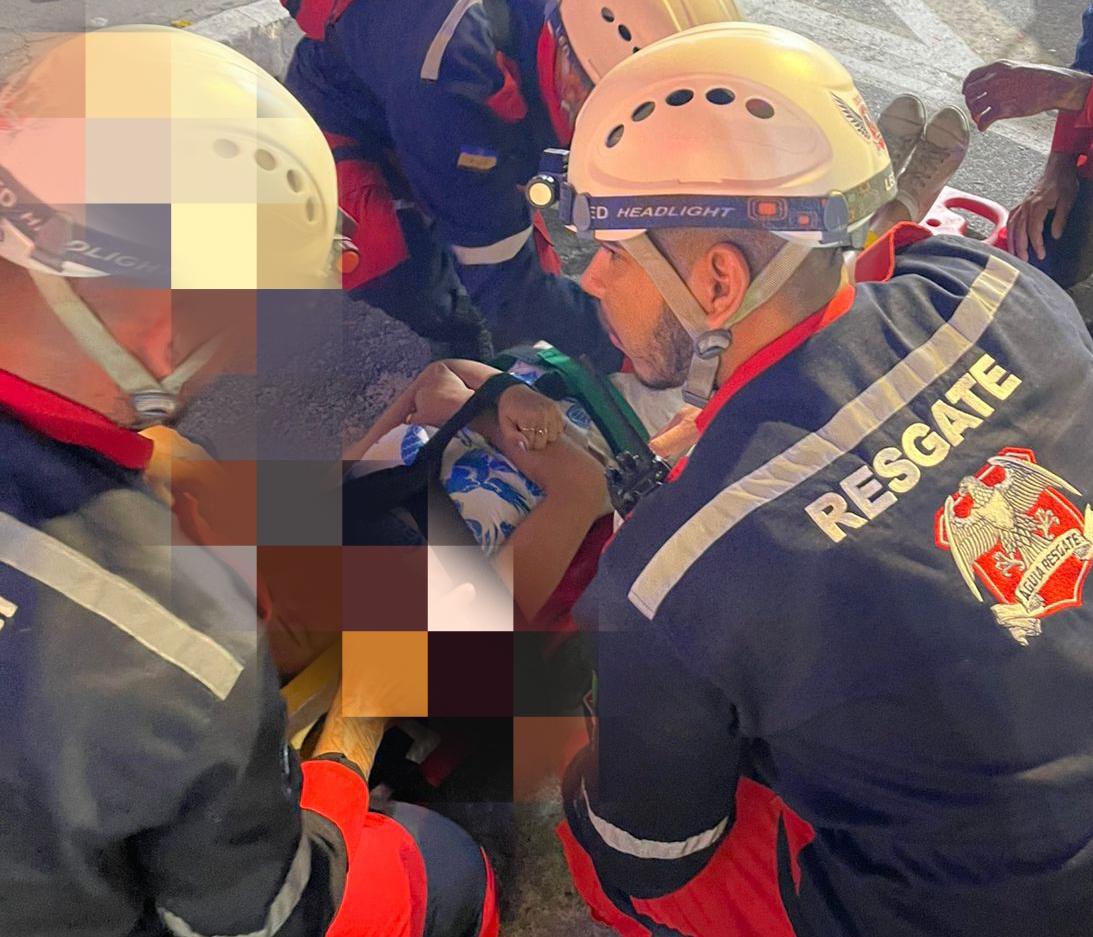 Adolescente sofre queda em escada de trio e tem suspeita de lesão na coluna durante Tony Salles