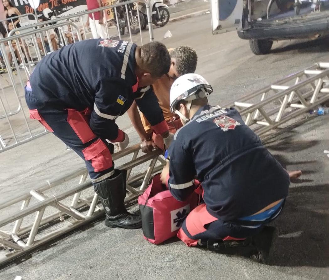 Homem sofre perfuração profunda na perna após supostamente tropeçar em estrutura metálica no portal da Coité Folia
