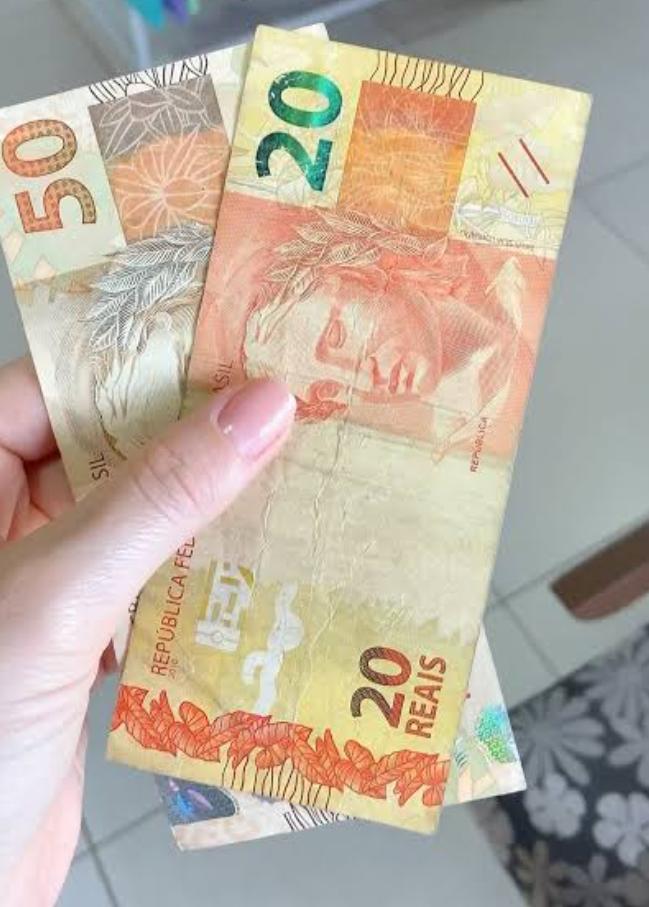 Homem aproveita distração de funcionária e furta R$ 70 de farmácia em Retirolândia