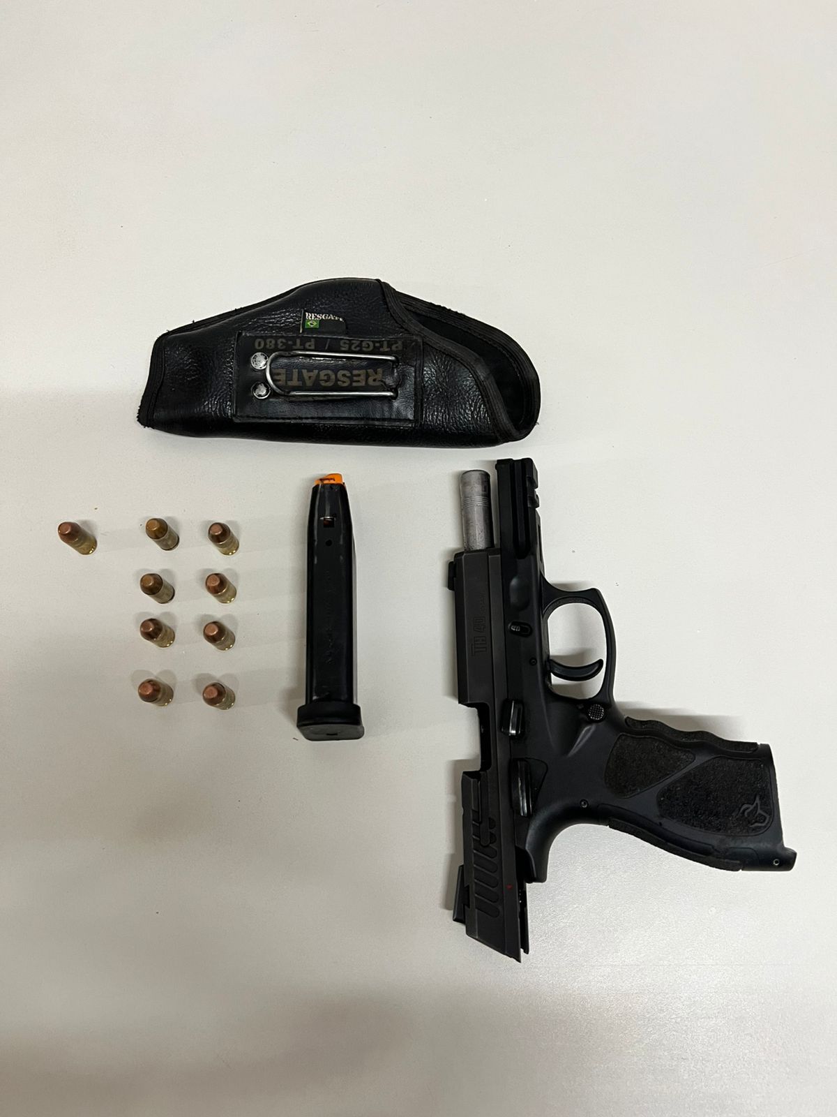 Homem é preso por porte ilegal de arma de fogo após exibir pistola em praça de alimentação de Santaluz