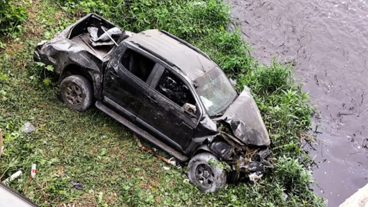 Empresário fica ferido após carro cair de ponte em Jacobina
