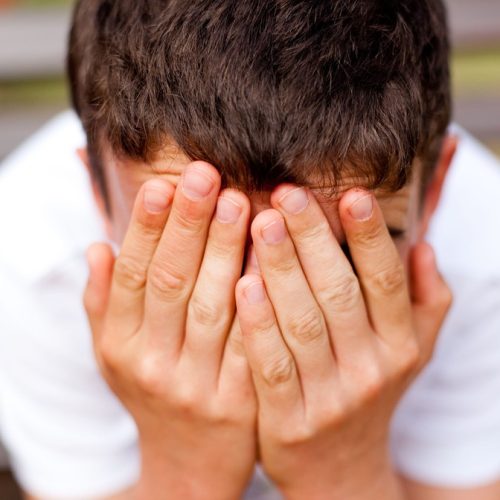 Mulher é presa após ferir o próprio filho de 6 anos próximo a região genital; ela alegou suposto medo de que o menino abusasse da irmã de 6 meses em Santaluz