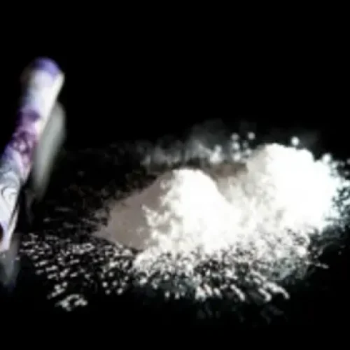 Jovem é preso em flagrante por tráfico de drogas no Conjunto Mário da Caixa em Conceição do Coité; mãe presencia prisão do filho