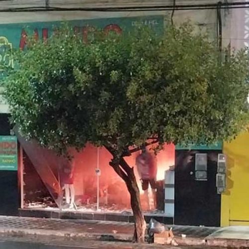 Incêndio destrói loja de variedades em Valente