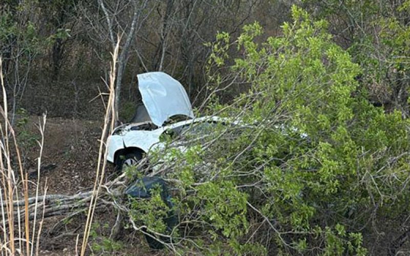 Morador de Serrinha morre após carro capotar na BA-416, entre Valente e São Domingos