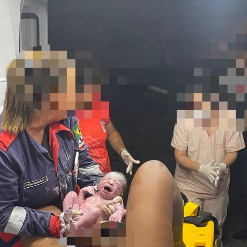 Coité: Mulher entra em trabalho de parto e tem bebê dentro da ambulância do Águia Resgate enquanto seguia para hospital