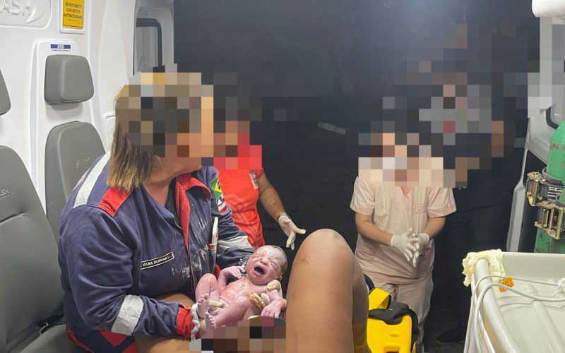 Coité: Mulher entra em trabalho de parto e tem bebê dentro da ambulância do Águia Resgate enquanto seguia para hospital