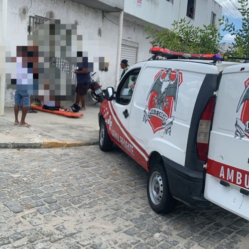 Colisão entre moto e carro deixa jovem ferido no bairro Casas Populares em Conceição do Coité