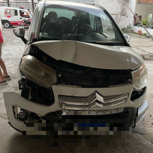 Motorista fica ferido ao perder controle de veículo, bater em muro e outro carro estacionado em Conceição do Coité