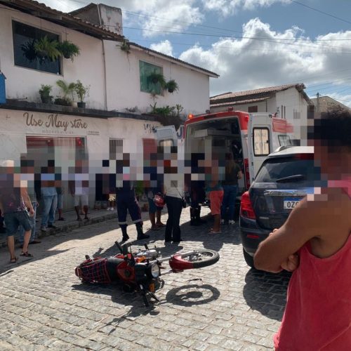 Acidente de trânsito deixa duas pessoas feridas em Conceição do Coité; caminhão passou sobre perna de passageira de mototáxi