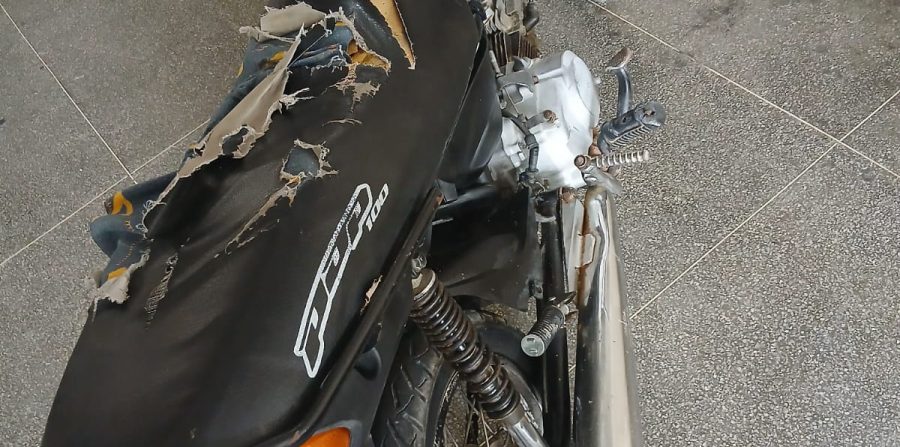 PM apreende moto após jovem ser flagrado fazendo “grau” no centro de Conceição do Coité