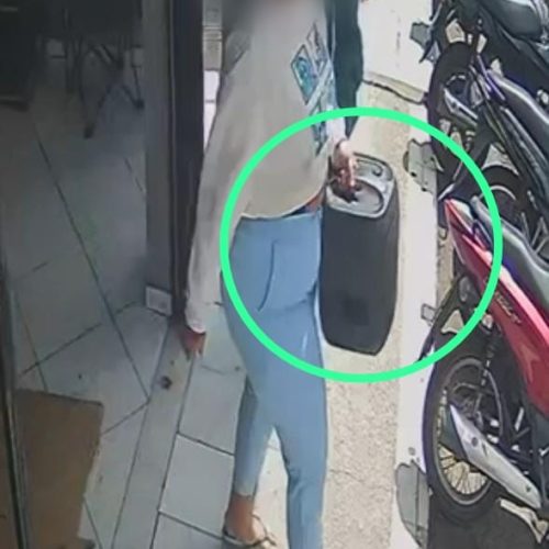 Mulher furta três caixas JBL e causa prejuízo de quase R$ 8 mil a loja no centro de Serrinha