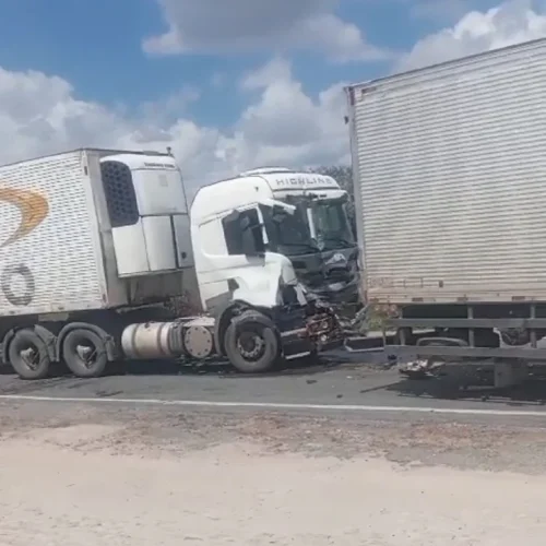 Caminhão colide na traseira de outro durante congestionamento na BR-116 Norte entre Serrinha e Santa Bárbara