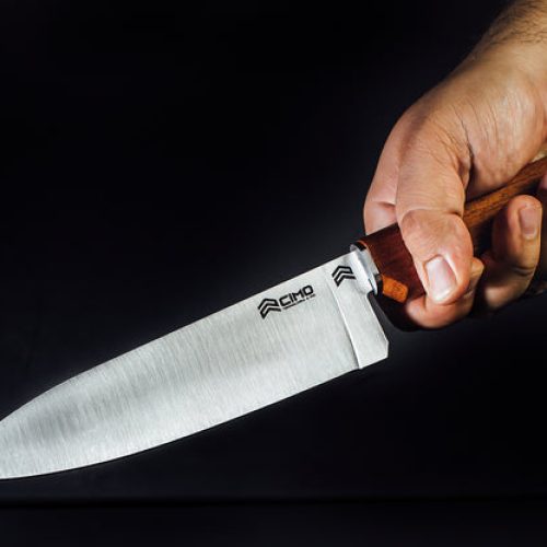 Homem é alvo de busca após descumprir medida protetiva em Candeal; faca, facão e outros objetos são apreendidos