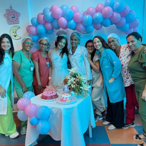 Paciente do HEC celebra 15 anos com surpresa e dia especial em shopping de Feira de Santana