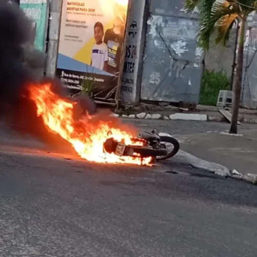 Homem ateia fogo na própria moto durante blitz em Feira de Santana