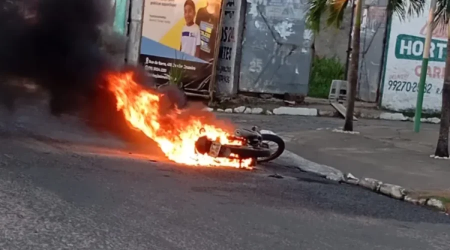 Homem-toca-fogo-na-propria-moto-750x505