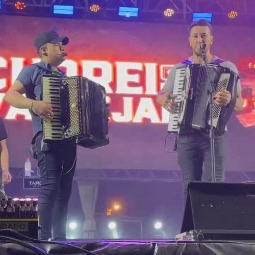 Vídeo: Tarcísio do Acordeon convida cantor e compositor coiteense para o palco e, juntos, interpretam sucesso nacional