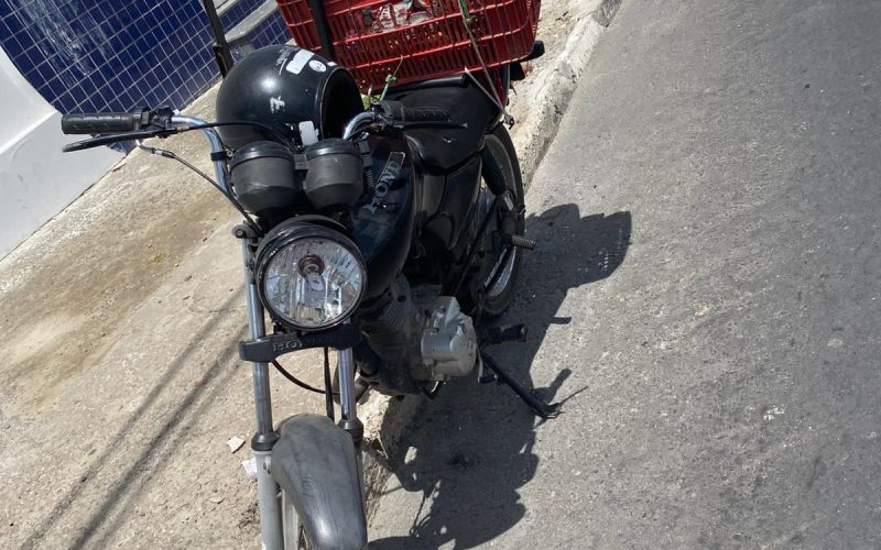 Motociclista que transportava churrasqueira fica ferido após tentar desviar de carro e objeto colidir em poste em Conceição do Coité