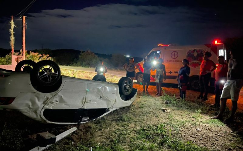 Carro capota na BA-409 entre Conceição do Coité e Serrinha