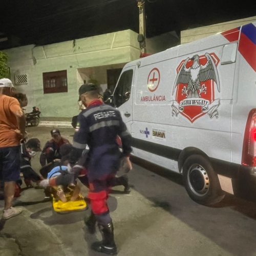 Mãe e filho de 5 anos ficam feridos após serem atropelados no centro de Conceição do Coité; motociclista fugiu do local