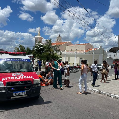 Jovem fica ferida após colisão entre carro e moto na Praça da Matriz em Conceição do Coité