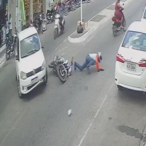 VÍDEO: Motorista faz curva proibida e atinge mototaxista no centro de Conceição do Coité