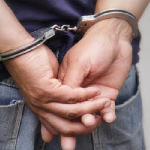 Homem com mandado de prisão em aberto por dívida de pensão alimentícia é preso enquanto participava de festa em São Domingos