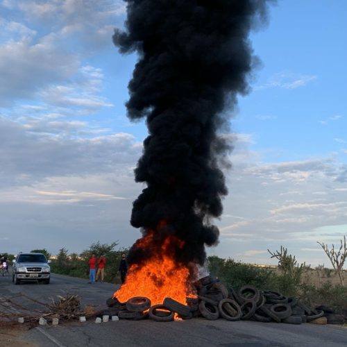 Manifestantes tocam fogo em pneus e interditam BA-411 após morte de jovem que colidiu moto em cavalo