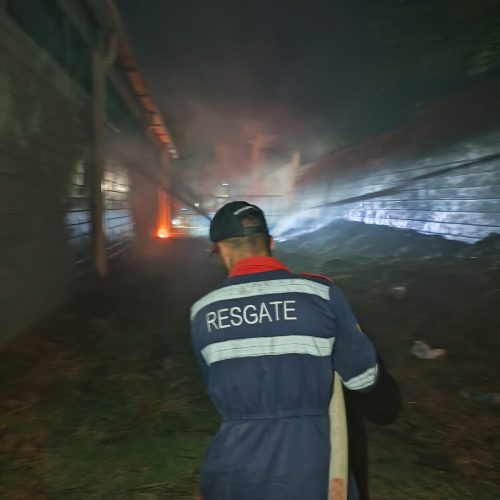 Vídeo: Incêndio atinge lateral de prédio que funcionava supermercado em Conceição do Coité, ninguém ficou ferido