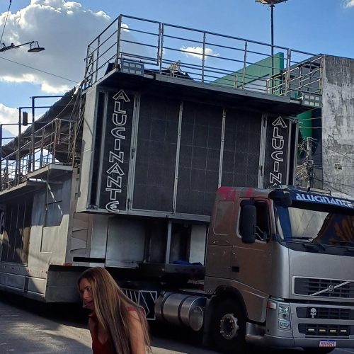 Coité: Homem visivelmente embriagado é preso por desacato enquanto GCM e Deotran organizavam via para teste de trio elétrico