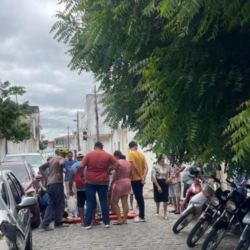 Motociclista fica ferida após colidir em carro estacionado em Conceição do Coité