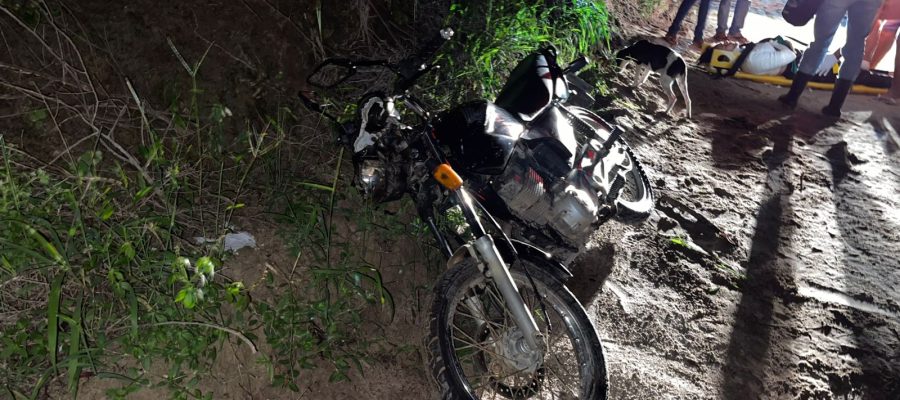 Mulher fica ferida após colidir motocicleta contra árvore na zona rural de Conceição do Coité