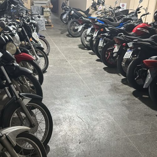 Vídeo: PM apreende mais de 20 motocicletas sucatas na Pinda em Conceição do Coité; crime pode levar a 6 anos de prisão