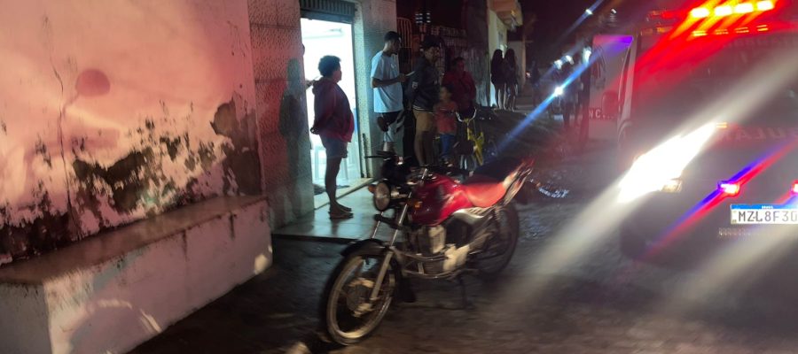 Coité: Motociclista colide em muro de escola no bairro Casas Populares e é socorrido pelo Águia Resgate
